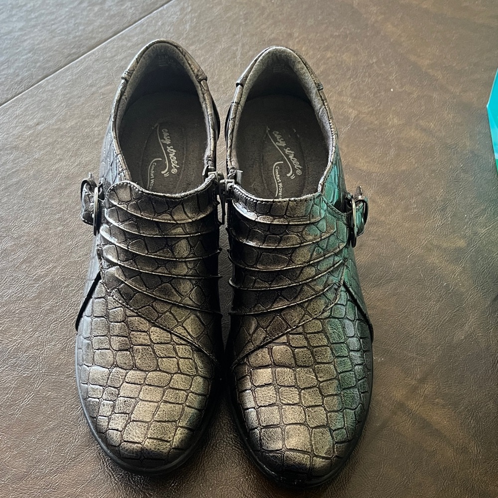 Easy Street Pewter Croco Sizzle Shoes size 7 1/2